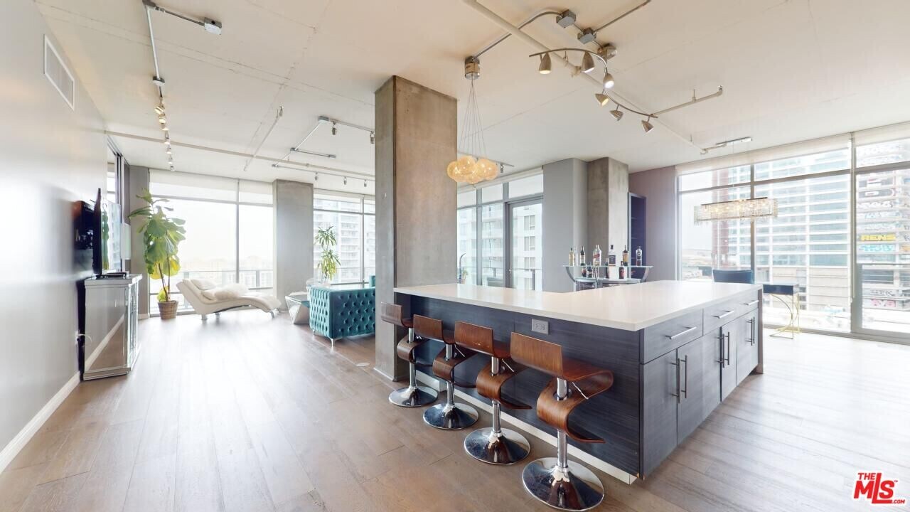 1100 S Hope St in Los Angeles, CA - Building Photo