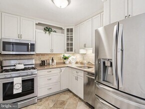 4977 Battery Ln in Bethesda, MD - Building Photo - Building Photo