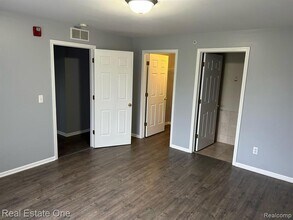 12101 Hidden View Ct in Utica, MI - Building Photo - Building Photo