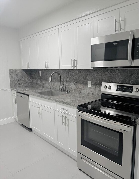 1835 Scott St in Hollywood, FL - Building Photo