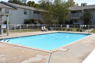 Forest Oaks Apartments in Greenwood, AR - Foto de edificio - Building Photo