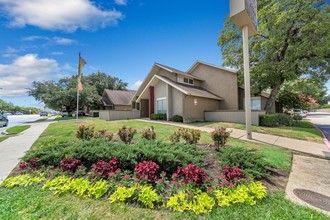 Watersong Villas Town homes & Apartments in Dallas, TX - Foto de edificio - Building Photo