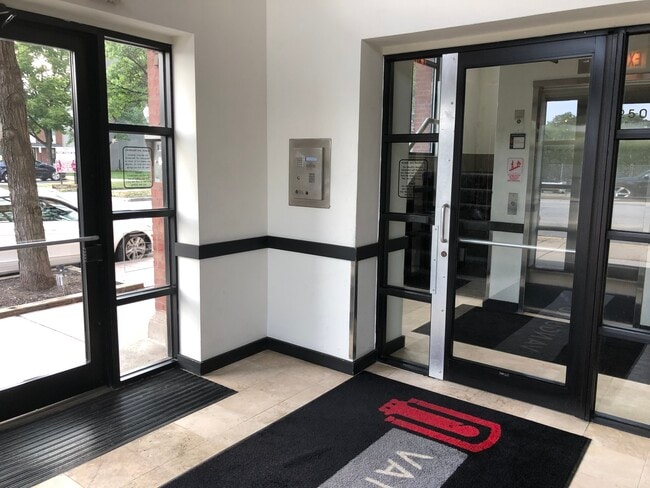 1250 W Van Buren St, Unit 615 in Chicago, IL - Building Photo - Building Photo
