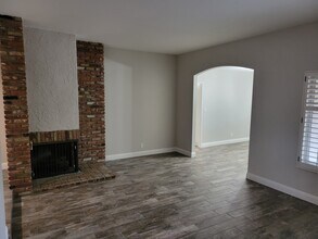 10651 Baton Rouge Pl in Porter Ranch, CA - Foto de edificio - Building Photo