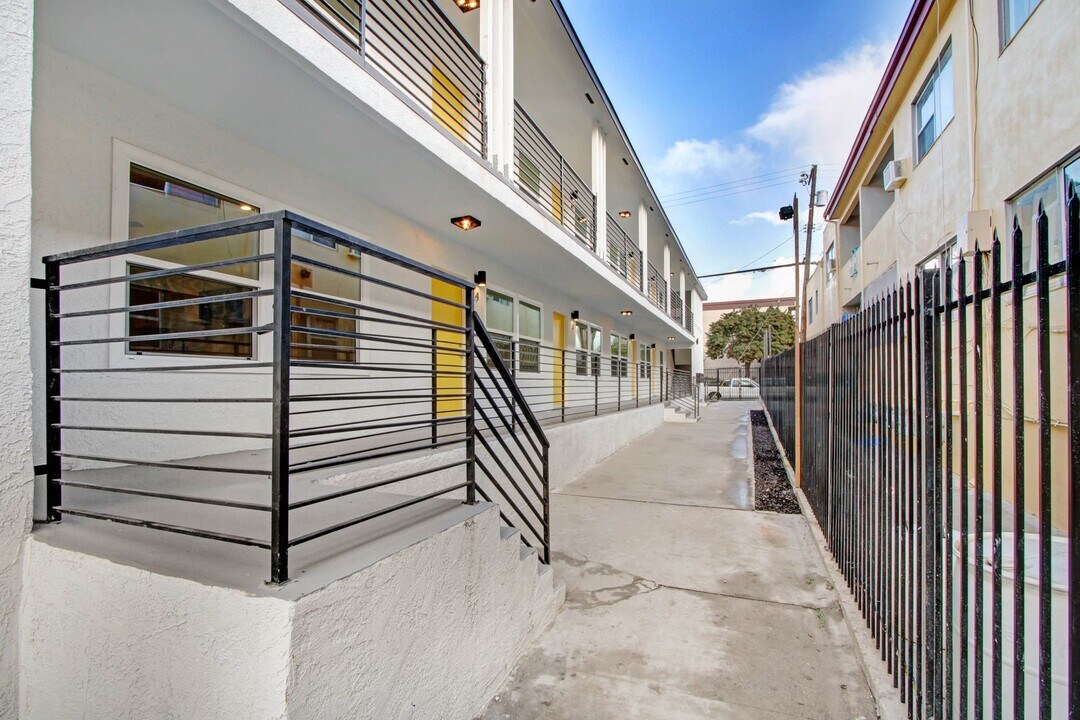 163 S Burlington Ave in Los Angeles, CA - Building Photo