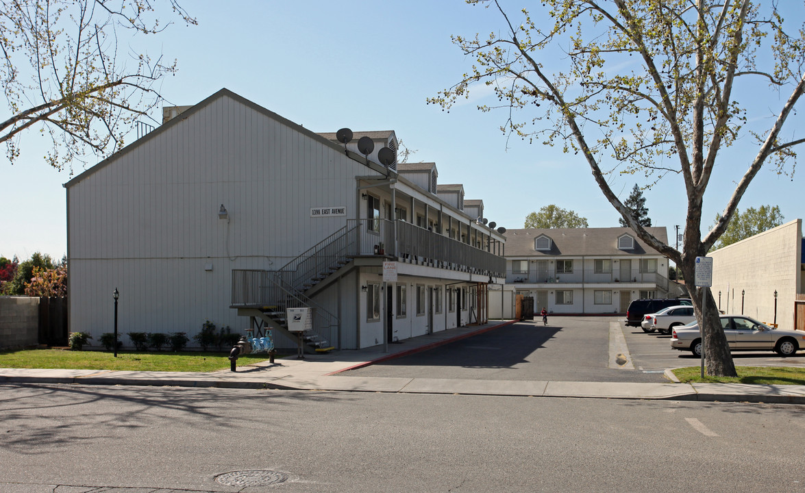 1398 East Ave in Turlock, CA - Foto de edificio