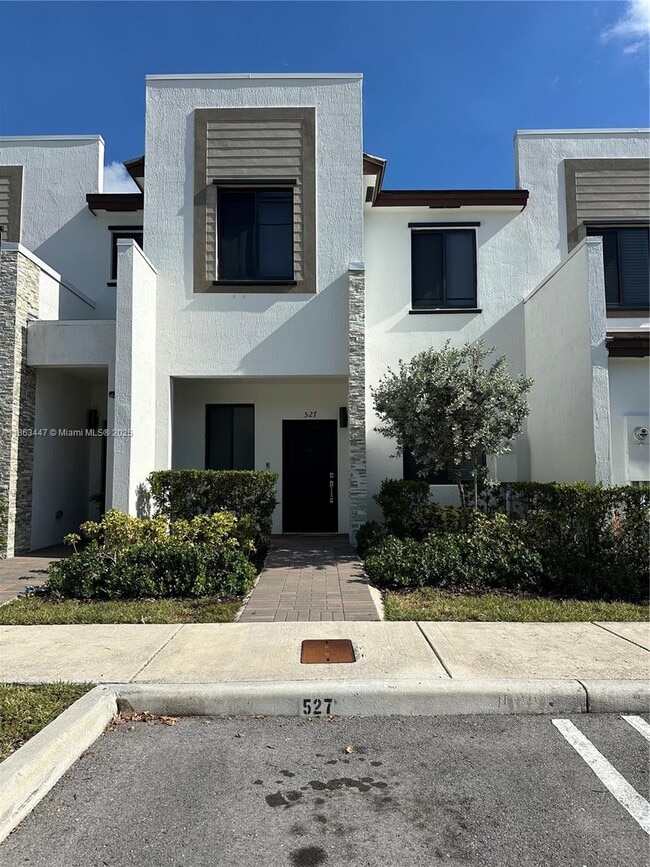 527 NE 208th Terrace in Miami, FL - Building Photo - Building Photo