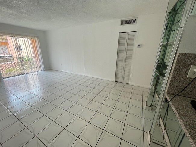 460 E 23rd St in Hialeah, FL - Building Photo - Building Photo
