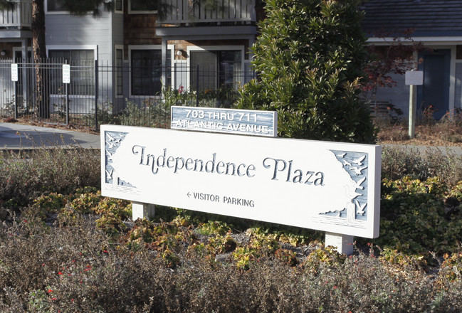 Independence Plaza in Alameda, CA - Foto de edificio - Building Photo