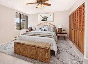 2025 E Greenwich Ave in Milwaukee, WI - Building Photo - Building Photo