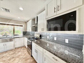 535 W Sweetwater Ave in Phoenix, AZ - Building Photo - Building Photo