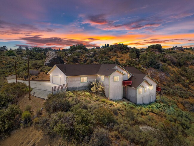 26401 Rifle Ct in Tehachapi, CA - Foto de edificio - Building Photo