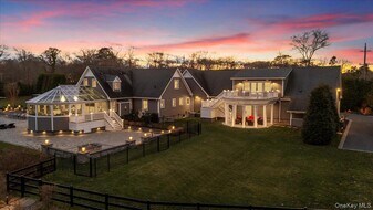 19 W Tiana Rd in Hampton Bays, NY - Building Photo