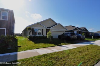 1228 Downey Ln SE in Palm Bay, FL - Foto de edificio - Building Photo