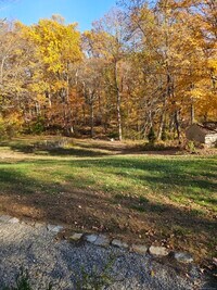 19 Moodus Leesville Rd in East Haddam, CT - Foto de edificio - Building Photo