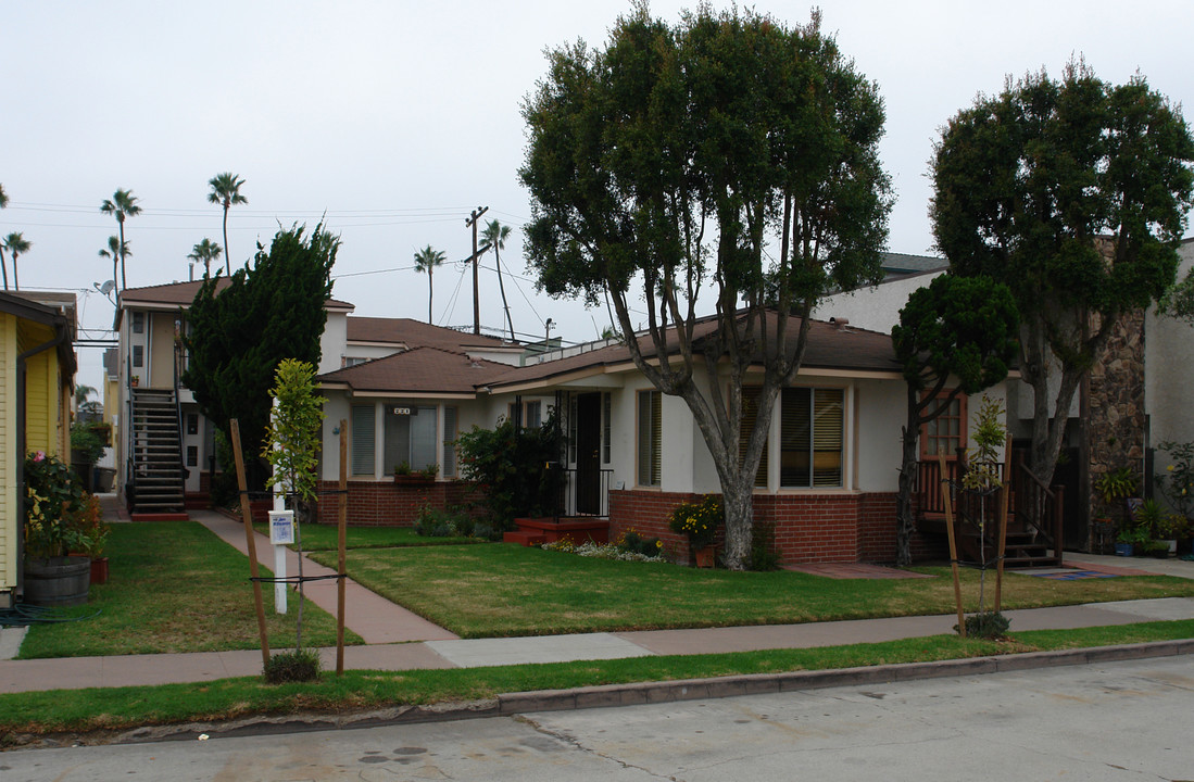 221 7th St in Seal Beach, CA - Building Photo