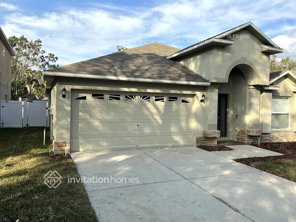 11227 Lake Lanier Dr in Riverview, FL - Building Photo