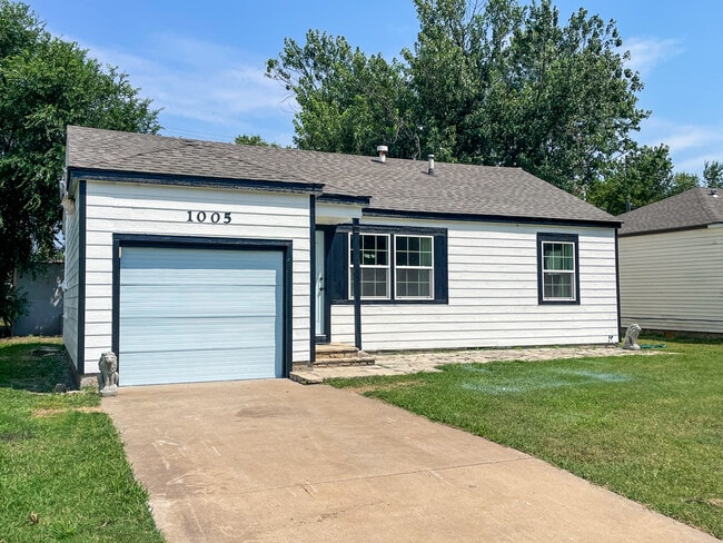 1005 N Pine St in Ponca City, OK - Building Photo - Building Photo