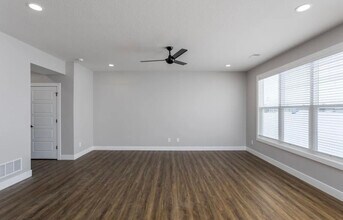 401 E Donahue St in Eldridge, IA - Building Photo - Building Photo