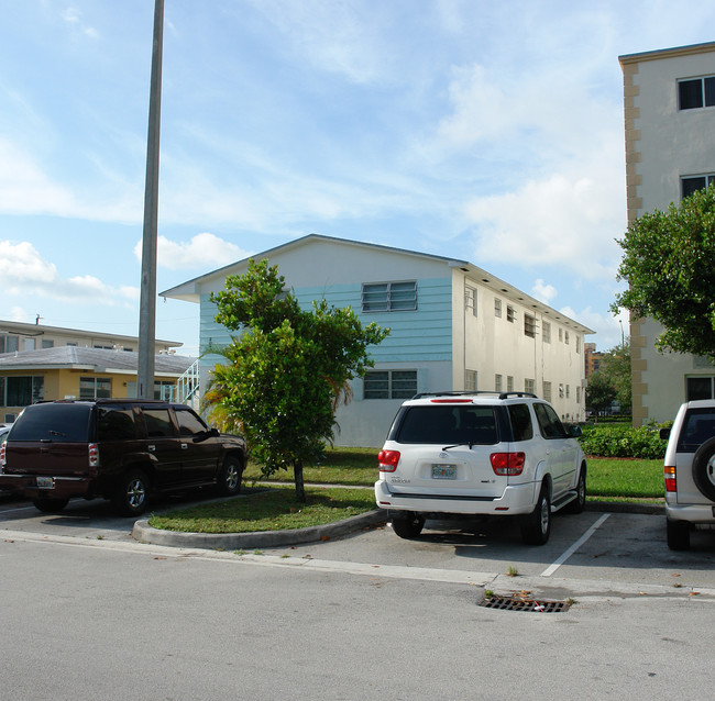 2040 NE 169th St in North Miami Beach, FL - Foto de edificio - Building Photo