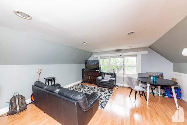 property at 1332 W Barry Ave