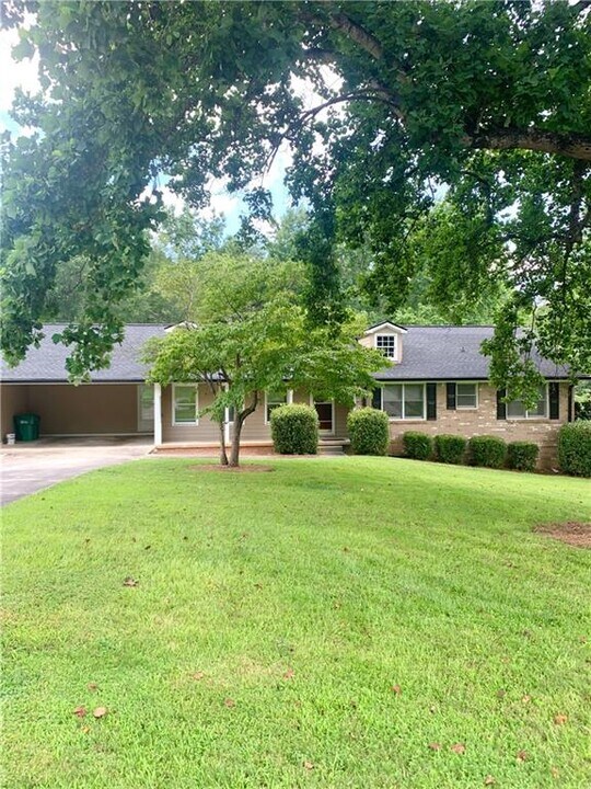 6815 Tilton Ln NW in Atlanta, GA - Building Photo