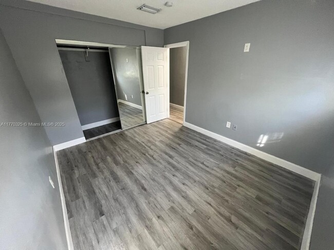 6877 NW 30th St in Sunrise, FL - Foto de edificio - Building Photo