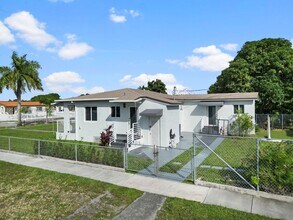 104 E 58th St in Hialeah, FL - Building Photo - Building Photo