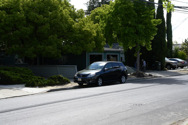 1165 Valota Rd in Redwood City, CA - Foto de edificio - Building Photo