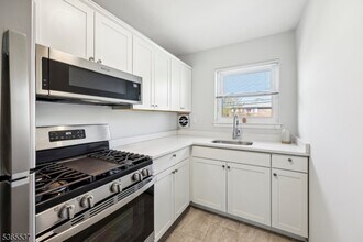 38 Dobrin Ct in Fair Lawn, NJ - Building Photo - Building Photo