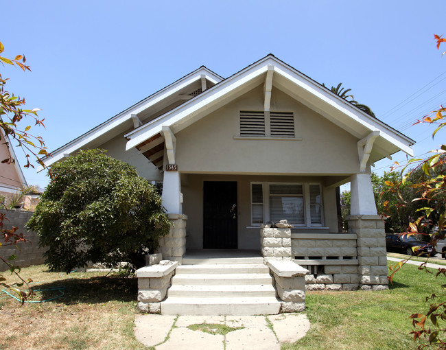 1545 E 4th St in Long Beach, CA - Foto de edificio - Building Photo