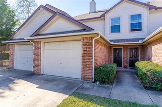 701 N Clay St in Ennis, TX - Building Photo - Building Photo