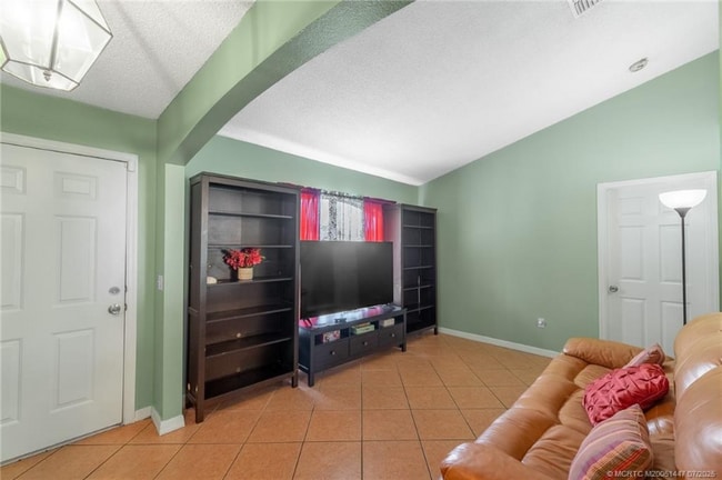 556 SW Buswell Ave in Port St. Lucie, FL - Foto de edificio - Building Photo