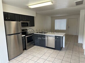 2440 E Waltann Ln in Phoenix, AZ - Building Photo - Building Photo