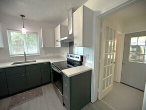 2275 Hawthorne St in Sarasota, FL - Building Photo - Building Photo