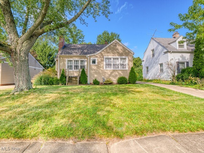 570 Juneway Dr in Bay Village, OH - Foto de edificio - Building Photo