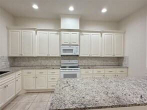 2610 Appian Wy in Roman Forest, TX - Building Photo - Building Photo