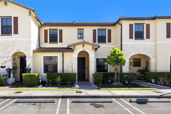 10537 W 32nd Ln in Hialeah, FL - Building Photo - Building Photo