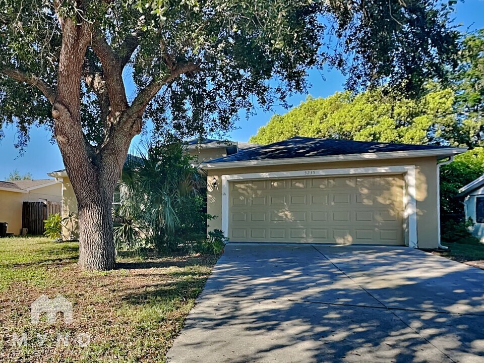 5235 Greenwood St in New Port Richey, FL - Building Photo