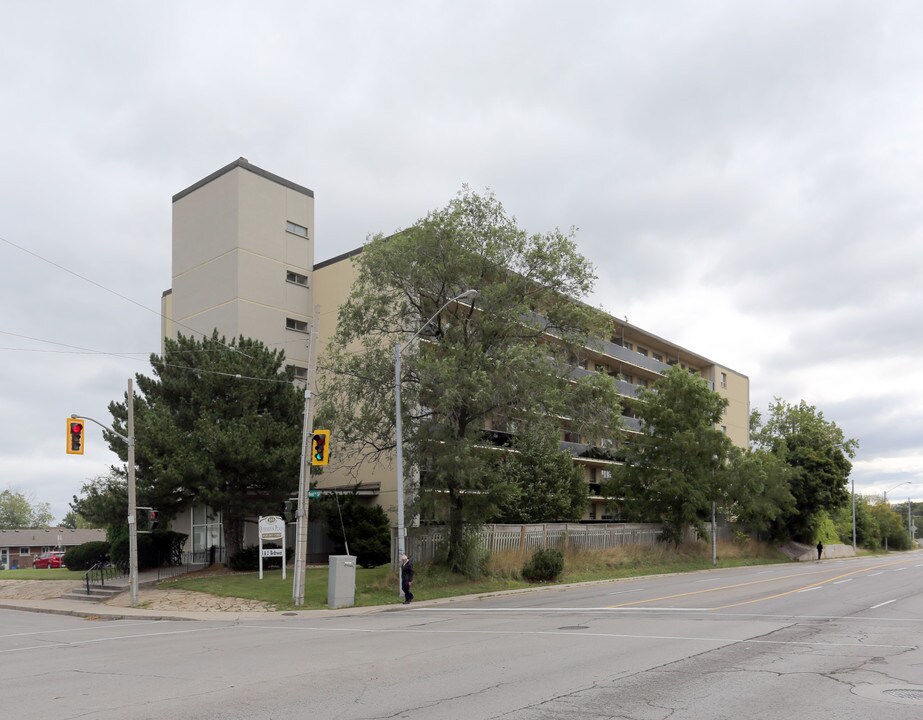 Queenston Plaza in Hamilton, ON - Building Photo