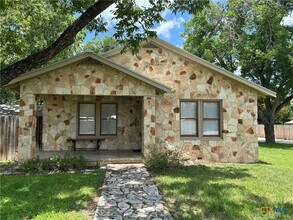 237 E Garza St in New Braunfels, TX - Foto de edificio - Building Photo