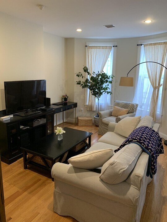 113 Warren Ave in Boston, MA - Building Photo