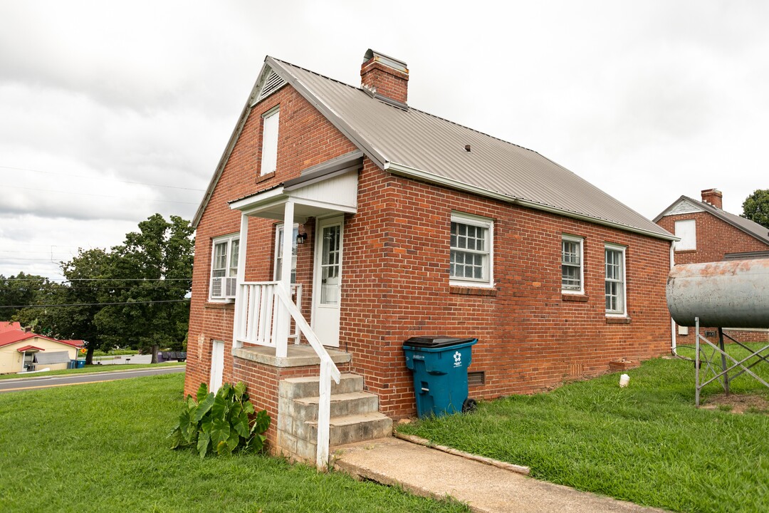 212 Main Ave E in Hildebran, NC - Building Photo