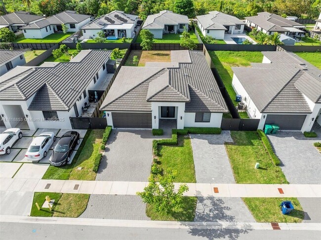12941 SW 227th St in Miami, FL - Foto de edificio - Building Photo