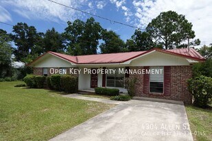 4304 Allen St in Greenwood, FL - Building Photo