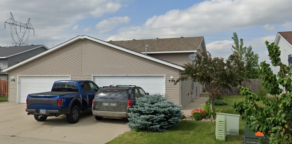 994 38 1/2 Ave W in West Fargo, ND - Building Photo