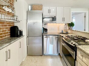 10 Derne St, Unit 4 in Boston, MA - Foto de edificio - Building Photo