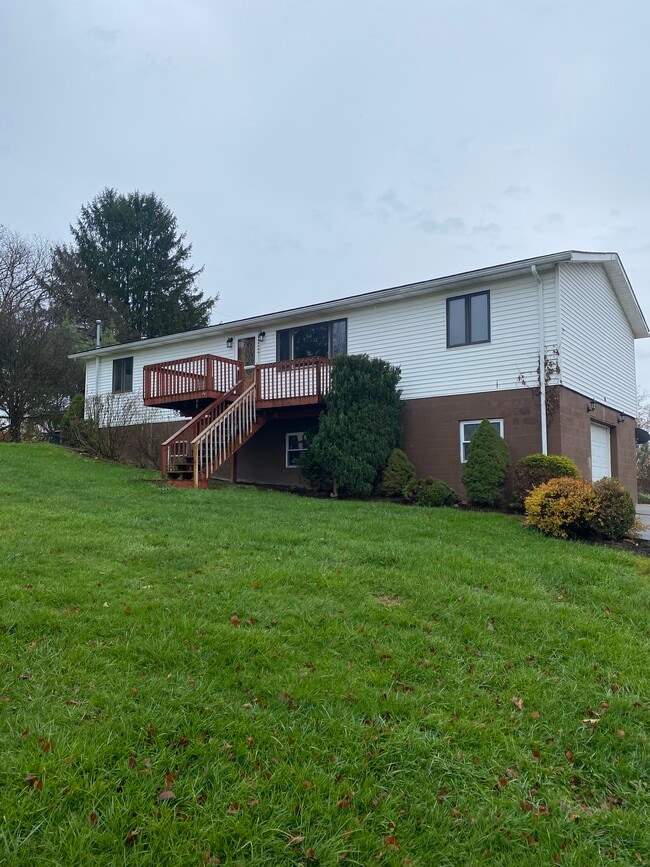 215 Canfield St in Star City, WV - Foto de edificio - Building Photo