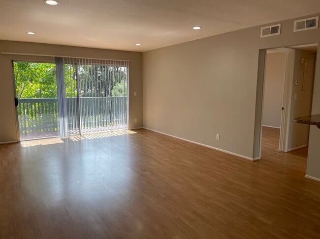 412 N Bellflower Blvd in Long Beach, CA - Foto de edificio - Building Photo