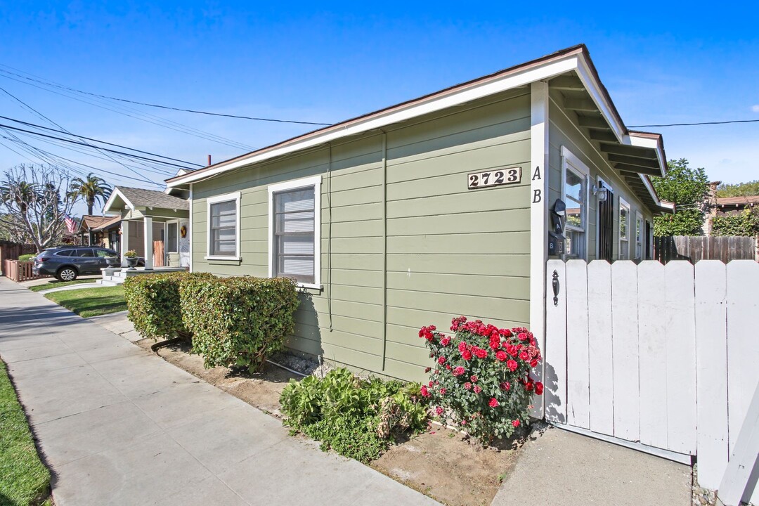 2723 E 8th St in Long Beach, CA - Building Photo